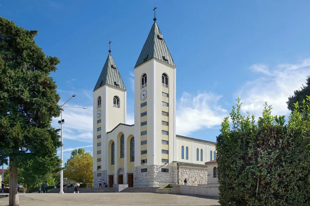 Crkva sv. Jakova u Međugorju s dva zvonika pod vedrim nebom