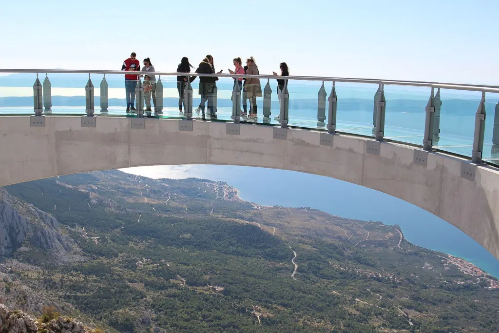 Stakleni vidikovac Skywalk na Biokovu s pogledom na obalu Makarske rivijere i more