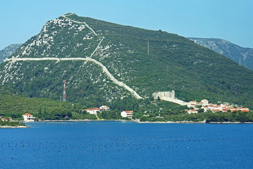 Stonske zidine koje se s brda spuštaju prema gradiću Stonu i moru na Pelješcu